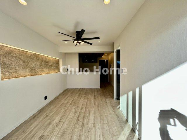 南千住スカイハイツのダイニング|【ダイニング】忙しい朝でも、しっかり家族が揃って食事をして頂けるゆとりある大きさのダイニングスペース。奥様が作る手料理をカウンター越しに受けとって頂き、テーブルで囲む素敵な時間を存分に愉しんで下さい。