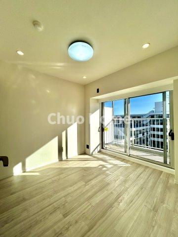 南千住スカイハイツの寝室|【寝室】心と体をゆったりと安らげる主寝室。寝室のゆとりが大きい分だけ、暮らしの安らぎは深まります。一日の疲れを癒すだけでなく、ご夫婦の親密な語らいを紡ぎ出します