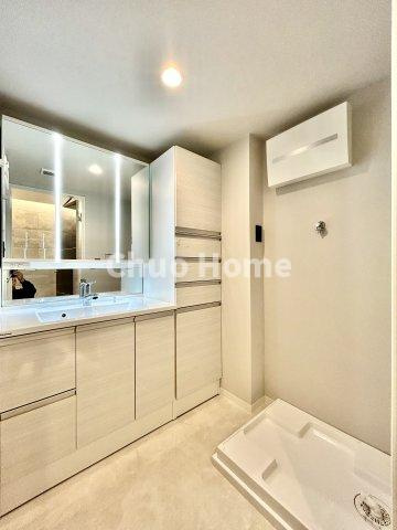 南千住スカイハイツの脱衣所|【洗面所】明るい洗面所は朝をすっきりさせてくれる空間です。バタバタしている忙しい朝でも収納が多い洗面台では短い時間で効率良く支度ができます。