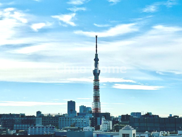 南千住スカイハイツの展望|手を伸ばせば、ふれることが出来そうな環境が、そのままインテリアになったような印象です。その豊かな眺望にふさわしい空間には、通風・採光にも優れ、心地よい光と風があふれています