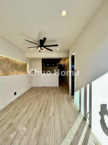 南千住スカイハイツの居間・リビング|【居間・リビング】「ＬＤＫは家族団らんをデザイン」広いＬＤＫでは家族が集まり一緒の時間を過ごせる工夫がされております。何気ない一日の当たり前のひとコマがいつか一生の宝物になります