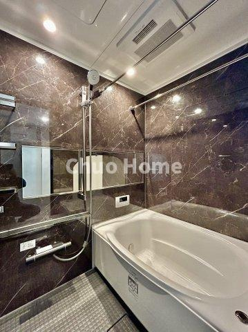 南千住スカイハイツの浴室|【バスルーム】暖房換気乾燥機付きシステムバスルーム。暖房・冷風・換気・乾燥など、毎日を快適に過ごせるうれしい機能が揃っています。雨の日の洗濯物も安心です。