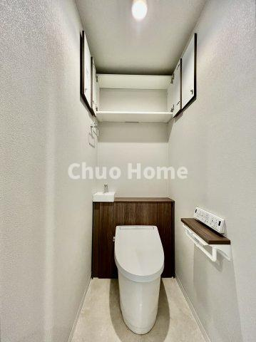 南千住スカイハイツのトイレ|【トイレ】 収納スペースをしっかりと確保した温水洗浄便座機能付きトイレ。温水洗浄便座は清潔にお使いいただくための大切なアイテムです。