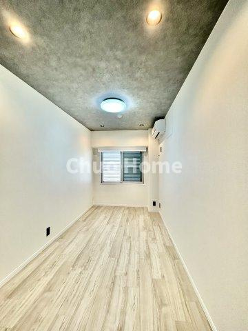 南千住スカイハイツの洋室|【洋室】快適に過ごす条件は、一人ひとり違います。だからこそ飾り過ぎないシンプルな内装と偏り過ぎないデザインで統一しております。居住していく中でオーナー様だけの【マイホーム】に創り上げて下さい