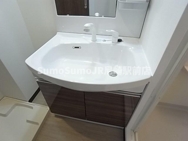 プリエール阪神尼崎の洗面所|ゆったりとスペースのある洗面所