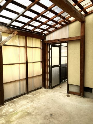 米子市両三柳　中古住宅の設備|勝手口側屋根付きストックヤード