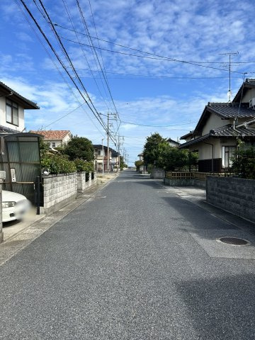 米子市両三柳　中古住宅の前面道路含む現地写真