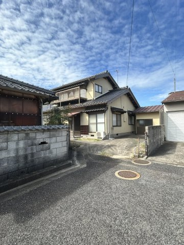米子市両三柳　中古住宅の前面道路含む現地写真