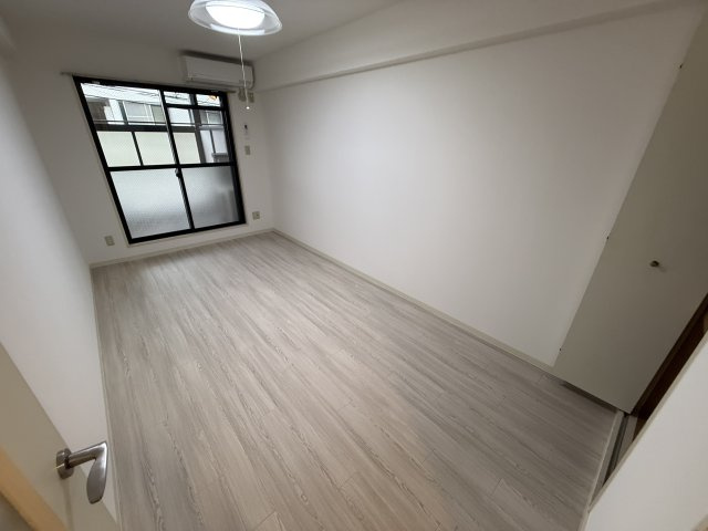 ペンギンメディアボックスの洋室