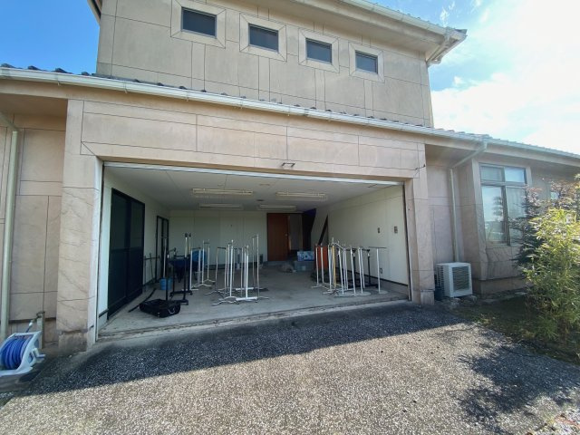 コルテ・ミラの駐車場|一階が車庫です。車庫の上に倉庫が造られています