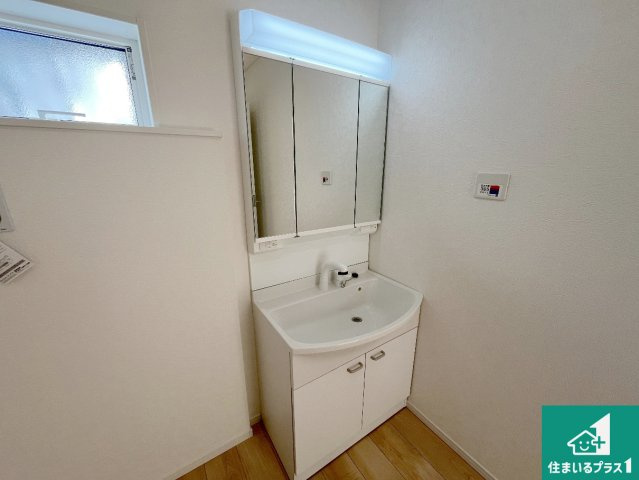 守山市水保町　第13期　新築一戸建ての独立洗面台|清潔感のある洗面台です。フラットな鏡は掃除がしやすく毎日清潔！鏡裏には収納があるのでスッキリとした洗面台が保てます。