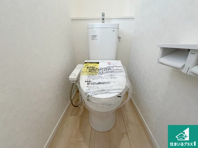 守山市水保町　第13期　新築一戸建てのトイレ|1・2階の2ヶ所にあるので、朝の忙しい時間の順番待ちもなく、深夜の利用にも大変便利です。