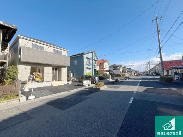 守山市水保町　第13期　新築一戸建ての前面道路含む現地写真|周辺は閑静な住宅街！前面道路広々で車の出し入れも便利です。駐車が苦手な方でも安心して車庫入れできます！