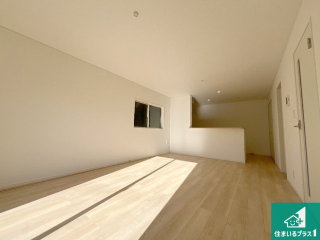 守山市水保町　第13期　新築一戸建ての居間・リビング|日当たり良好の明るいリビングで朝の目覚めもスッキリできそう！対面キッチンでご家族のコミュニケーションも自然と増える設計！小さなお子様が遊ぶスペースを作っても広々とくつろげるLDK！