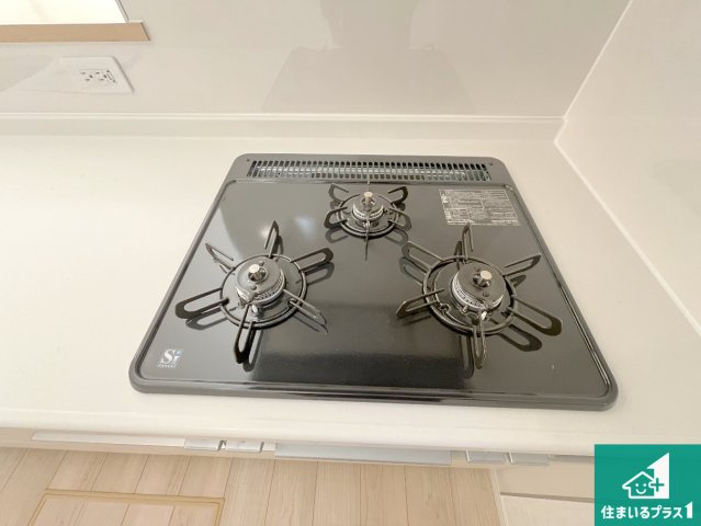 守山市水保町　第13期　新築一戸建ての設備|ダブル高火力Ｓｉセンサー付きコンロ！３口あるので、まとめて料理をする時も大活躍！