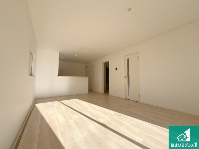 守山市水保町　第13期　新築一戸建ての居間・リビング|日当たり良好の明るいリビングで朝の目覚めもスッキリできそう！対面キッチンでご家族のコミュニケーションも自然と増える設計！小さなお子様が遊ぶスペースを作っても広々とくつろげるLDK！