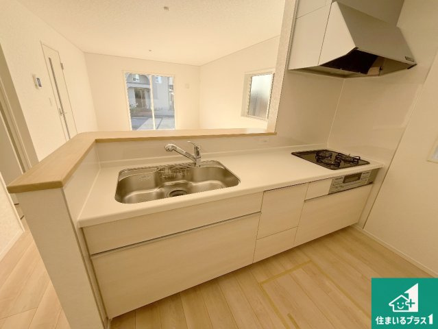 守山市水保町　第13期　新築一戸建てのキッチン|リビングと統一感があり、使い勝手のいいキッチン。広々としているので、二人並んで作業が出来ちゃいます。お子様と一緒に色々なお料理に挑戦できるスペースがあります。