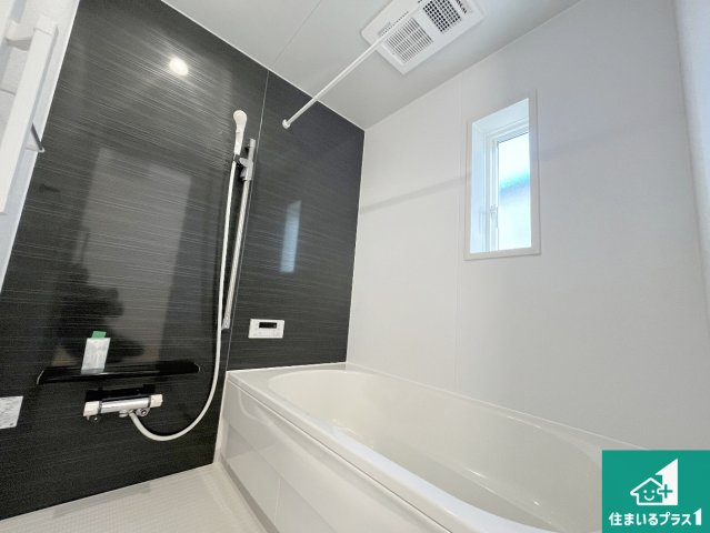 守山市水保町　第13期　新築一戸建ての浴室|足をゆったり伸ばして寛げる浴槽です。窓が設けられていますので差し込む光が明るく穏やかな雰囲気にしてくれます♪浴室乾燥機も設置しているので、雨の日の洗濯物も安心です♪