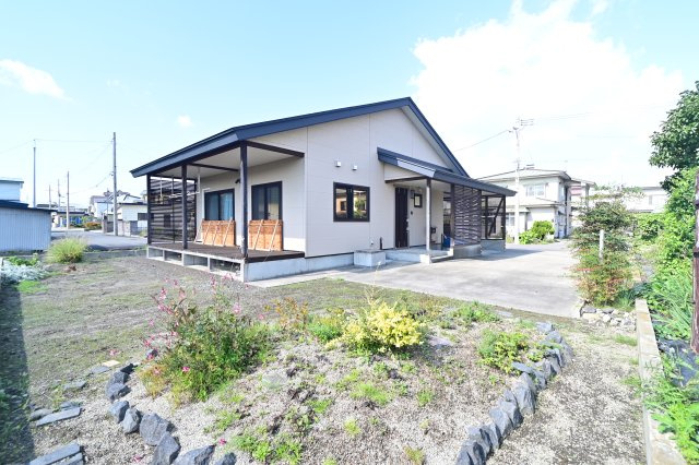 【外観】 | 黒石市青山　中古住宅　オール電化