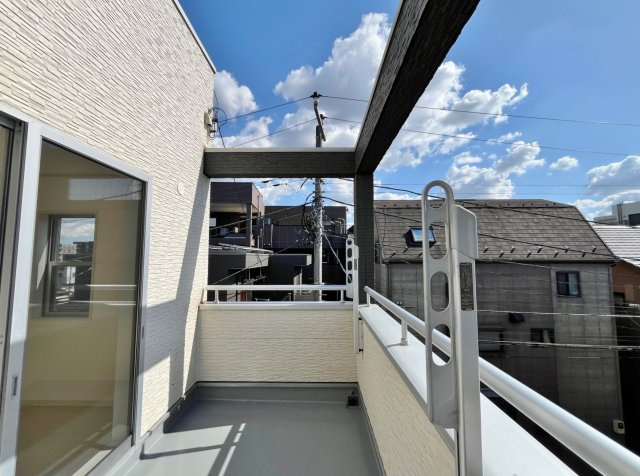 和光市中央1丁目のバルコニー|広々としたバルコニーは屋外リビングとしてもお使いいただけます
気持ちの良い青空が望め心地のよいスペースです