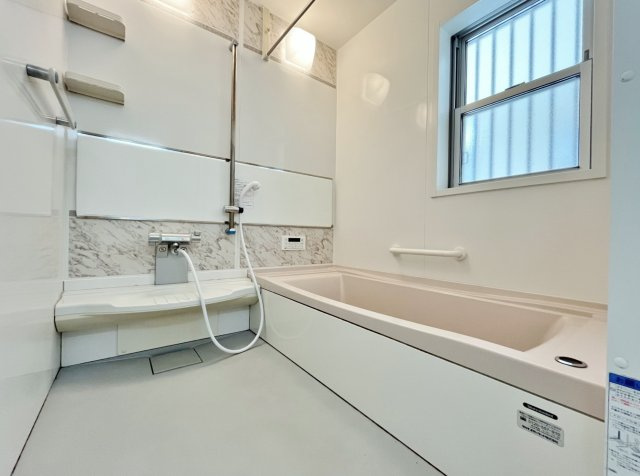 和光市中央1丁目の浴室|足を伸ばしてゆったりとお寛ぎいただける一坪タイプのユニットバス
お子様とのご入浴も快適な広さです