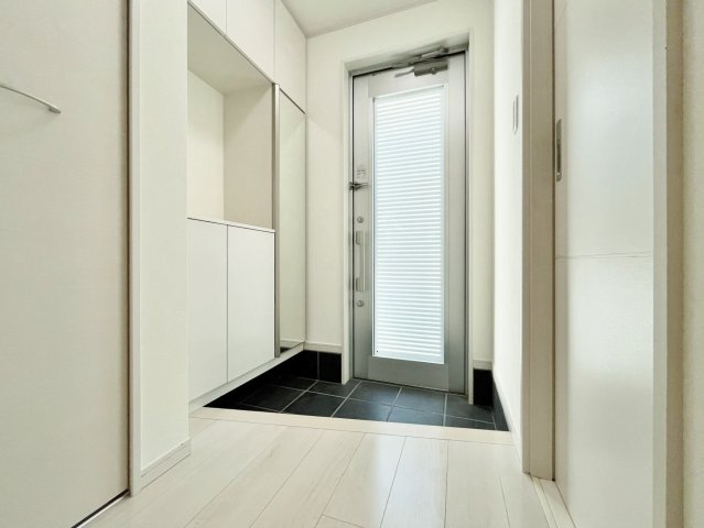 和光市中央1丁目の玄関|明るく迎えてくれる玄関スペース
ご家族皆様の靴をしっかりと収納いただけるシューズボックス付
ミラー付きでお出かけ前の身だしなみチェックに便利です
玄関ホールにも収納付きでスッキリとお使いいただけます