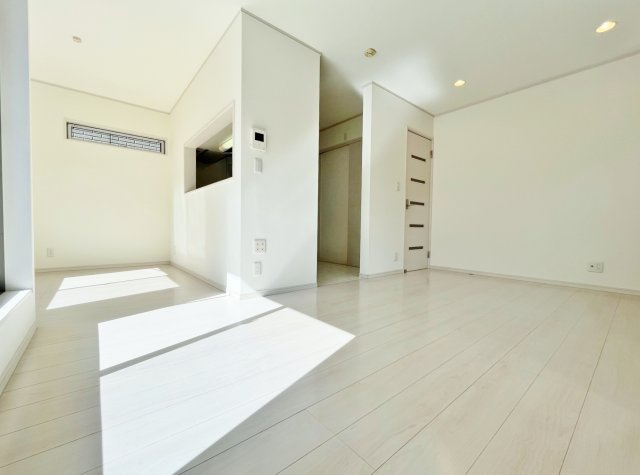 和光市中央1丁目の居間・リビング|２階ワンフロアタイプの明るく開放的なLDK
室内リフォーム済で快適に新生活をスタートいただけます！
是非現地にて実際にご見学ください♪