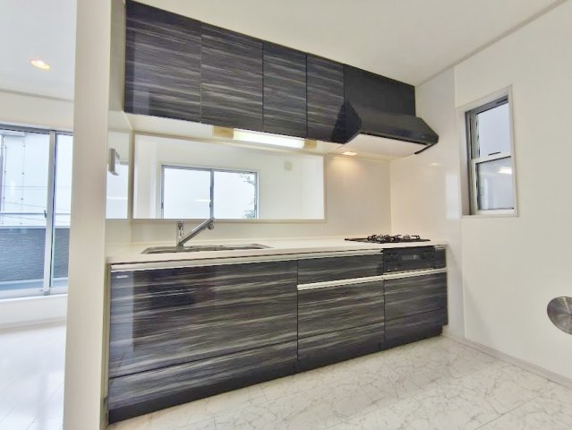 和光市中央1丁目のキッチン|お洒落な対面式システム
リビングを見渡せご家族とのコミュニケーションが取れます♪♪
調理スペースが広くお料理しやすい仕様になっています♪
シンクも大きめなので洗い物もスムーズです