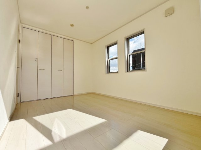 和光市中央1丁目の洋室|3階6.0帖洋室②
バルコニー部屋2部屋から出入りでき嬉しい仕様
開放感もありプライベート空間も快適にお過ごしいただけます