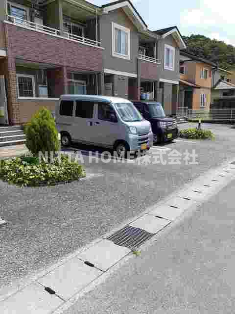 バスケ　ド　フルール　Ｂの駐車場|敷地内に駐車場も完備♪