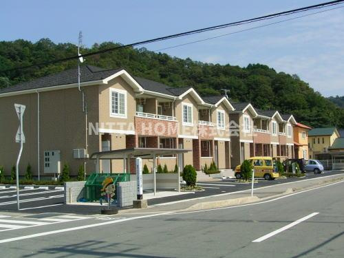 バスケ　ド　フルール　Ｂの外観|室内収納３つと外部物置が玄関出てすぐにあります◇