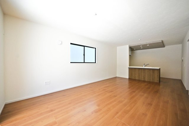 テラシエ池尻新築3丁目一戸建て│4LDK+並列駐車2台可(車種制限有)丁目の居間・リビング|対面式キッチンで家族同士のつながりを感じやすい設計を基調としています。キッチンに折下天井を設けるなどデザイン性を向上させた内観に仕上がりました。