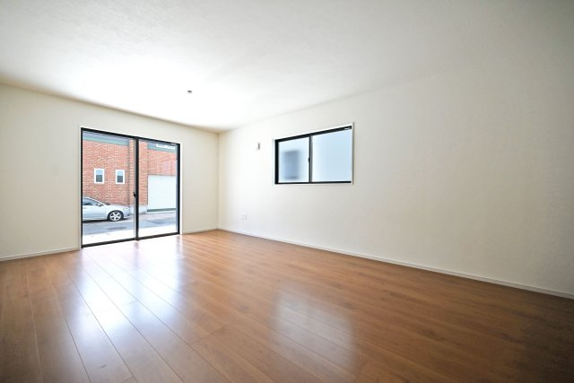 テラシエ池尻新築3丁目一戸建て│4LDK+並列駐車2台可(車種制限有)丁目の居間・リビング|ダイニングは「誰かが座っても通行の邪魔にならない」ストレスフリーの広さを確保。キッチンからの配膳効率も良いのが魅力です。