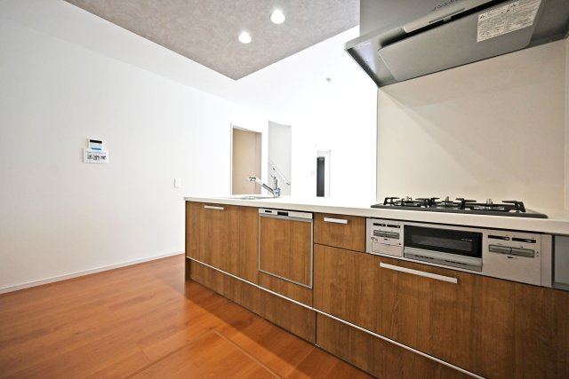 テラシエ池尻新築3丁目一戸建て│4LDK+並列駐車2台可(車種制限有)丁目のキッチン|1階キッチン奥側から撮影した写真です。浄水器一体型水栓、フラット整流板、食器洗い乾燥機などの充実した設備内容です。