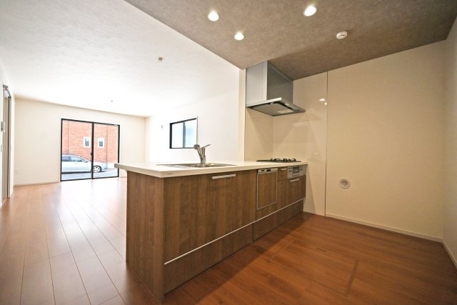 テラシエ池尻新築3丁目一戸建て│4LDK+並列駐車2台可(車種制限有)丁目のキッチン|1階LDKをキッチン越しに撮影した現地内観写真です。 広くて使いやすいキッチンは折り下げ天井を採用しており、 オシャレな空間に仕上がりました。