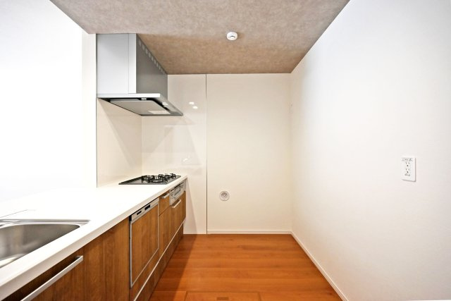 テラシエ池尻新築3丁目一戸建て│4LDK+並列駐車2台可(車種制限有)丁目のキッチン|キッチンスペースはカップボードを置いてユニットの収納庫を開いても十分作業できる幅を設けました。