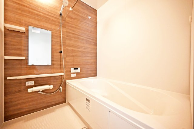 テラシエ池尻新築3丁目一戸建て│4LDK+並列駐車2台可(車種制限有)丁目の浴室|1階浴室の内観写真です。浴室暖房乾燥機付きの1616サイズ、Housetec製のユニットバスを導入しました。