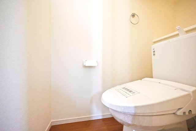 テラシエ池尻新築3丁目一戸建て│4LDK+並列駐車2台可(車種制限有)丁目のトイレ|1・2階に1か所ずつウォッシュトイレを導入しています。