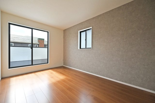 テラシエ池尻新築3丁目一戸建て│4LDK+並列駐車2台可(車種制限有)丁目の洋室|主寝室にはアクセントクロスを配置し、採光も十分に考えた設計をしています。 アクセントクロスはそんなときの「発想」を手助けします。