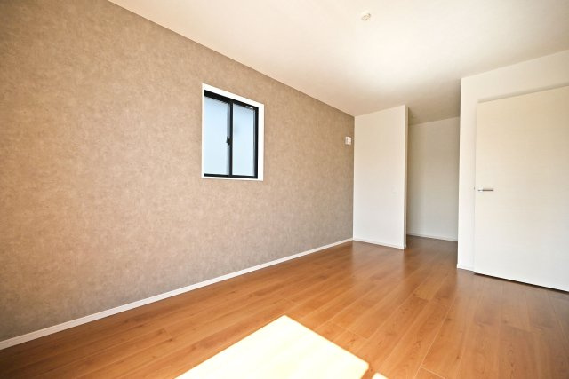 テラシエ池尻新築3丁目一戸建て│4LDK+並列駐車2台可(車種制限有)丁目の収納|-主寝室(2F)- WICLを備えており、夫婦のプライベート用品をすっきり収納することが出来ます。