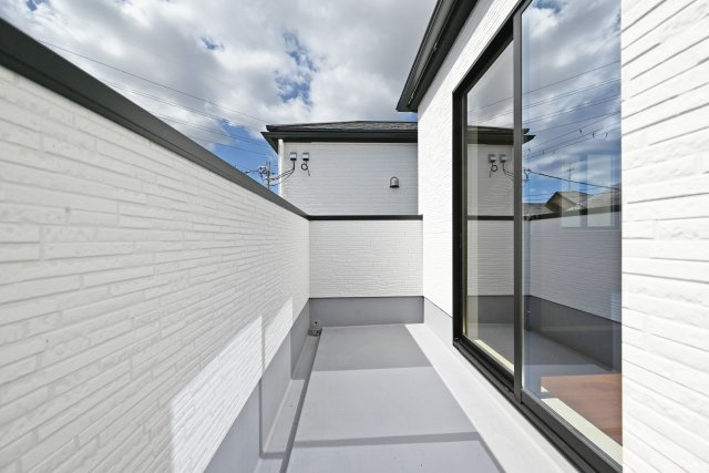 テラシエ池尻新築3丁目一戸建て│4LDK+並列駐車2台可(車種制限有)丁目のバルコニー|2階南面バルコニーには奥行きがあってたくさんの洗濯物を干すことができ、陽光がたっぷりと室内に行き届きます。