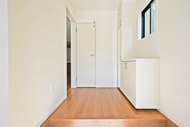 テラシエ池尻新築3丁目一戸建て│4LDK+並列駐車2台可(車種制限有)丁目の玄関|1階玄関に入ってすぐの内観写真です。 上部まで収納があるシューズBOX付き。 毎日使う玄関回りも常に片付いた状態を維持できそうです。