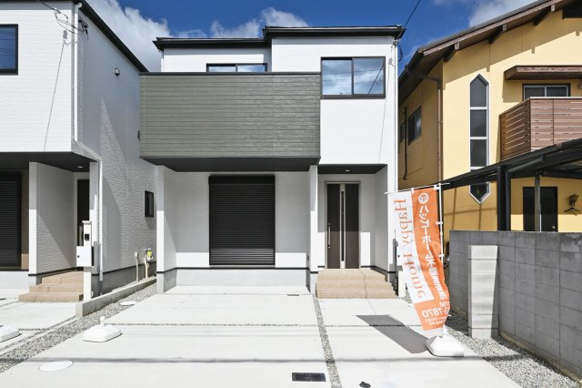 テラシエ池尻新築3丁目一戸建て│4LDK+並列駐車2台可(車種制限有)丁目の外観|2号棟現地外観正面写真です。