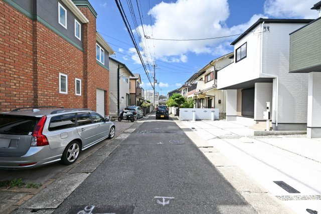 テラシエ池尻新築3丁目一戸建て│4LDK+並列駐車2台可(車種制限有)丁目の前面道路含む現地写真|前面道路幅は南側に約4.2ｍ幅です。