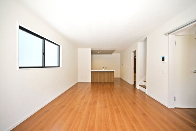 テラシエ池尻新築3丁目一戸建て│4LDK+並列駐車2台可(車種制限有)丁目の居間・リビング|1階LDKをリビング側から正面に撮影した内観写真です。ナチュラルテイストな内装はどんな家具も合わせやすく、お好みのインテリアコーディネートをお楽しみいただけます。