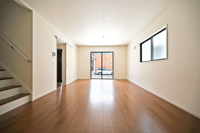 テラシエ池尻新築3丁目一戸建て│4LDK+並列駐車2台可(車種制限有)丁目の居間・リビング|1階LDKをキッチン側から正面に撮影した内観写真です。奥行きがある縦長リビングなので、収納や家具の配置、インテリアコーディネートがしやすいです。