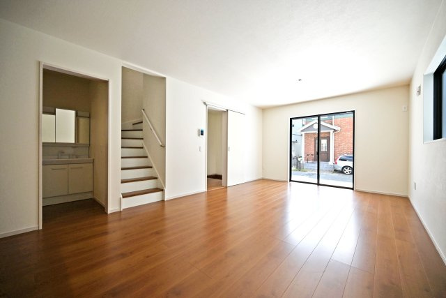 テラシエ池尻新築3丁目一戸建て│4LDK+並列駐車2台可(車種制限有)丁目の居間・リビング|リビングダイニングが長方形に近い設計で、一体的に活用できるため、食事の時以外にもダイニングテーブルで寛ぎながらご家族やご友人方とのお時間を過ごすことが出来ます。