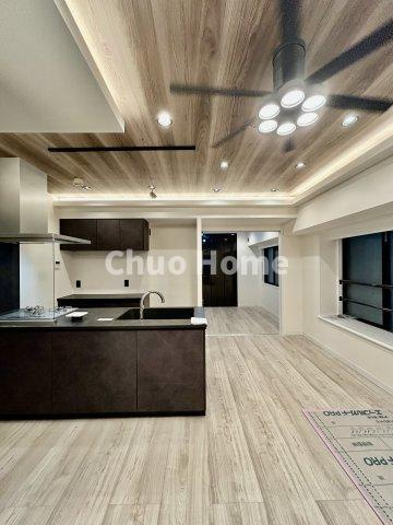 ダイアパレス元浅草Ⅱの居間・リビング|【リビングダイニング】一日の中で多くの時間を過すことになるリビングダイニングだからこそ、いつも穏やかな空間であることが必然。爽やかな通風と採光を存分に感じる事が出来る空間です。