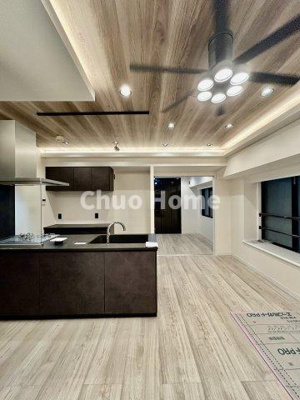 【居間・リビング】 | ダイアパレス元浅草Ⅱ | 【リビングダイニング】一日の中で多くの時間を過すことになるリビングダイニングだからこそ、いつも穏やかな空間であることが必然。爽やかな通風と採光を存分に感じる事が出来る空間です。