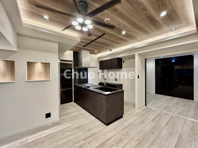 ダイアパレス元浅草Ⅱのダイニング|【ダイニング】忙しい朝でも、しっかり家族が揃って食事をして頂けるゆとりある大きさのダイニングスペース。奥様が作る手料理をカウンター越しに受けとって頂き、テーブルで囲む素敵な時間を存分に愉しんで下さい。